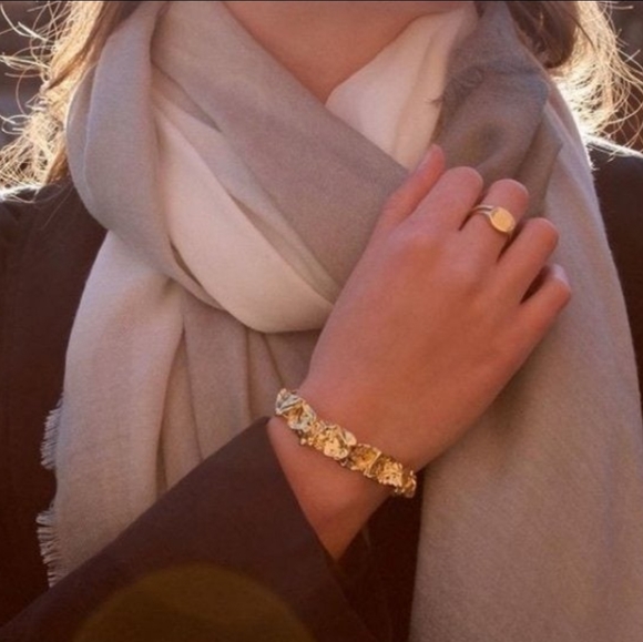 Amber Sceats Emery Cuff - Hammered gold Bracelet - Picture 13 of 14